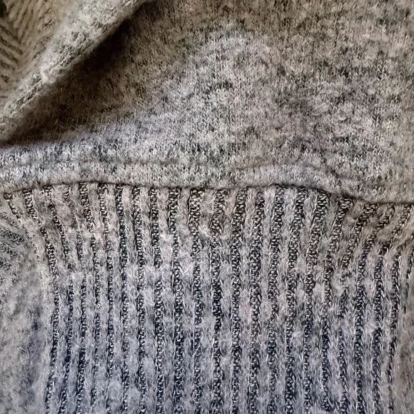 Evereve Women's Dusty Rose Heather V-Neck Sweater - Picture 5 of 6